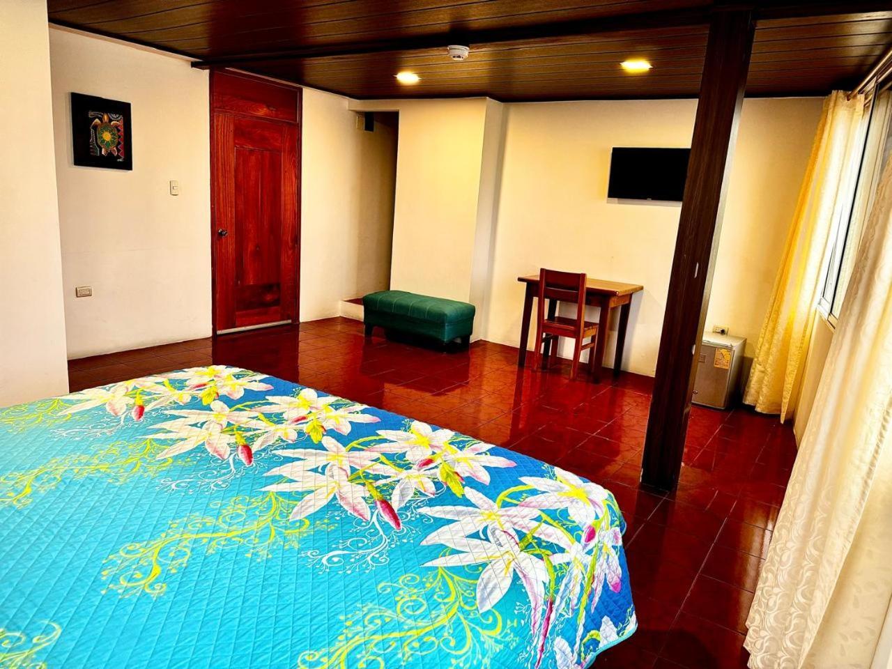 Hostal Muyuyo Puerto Ayora  Exterior photo